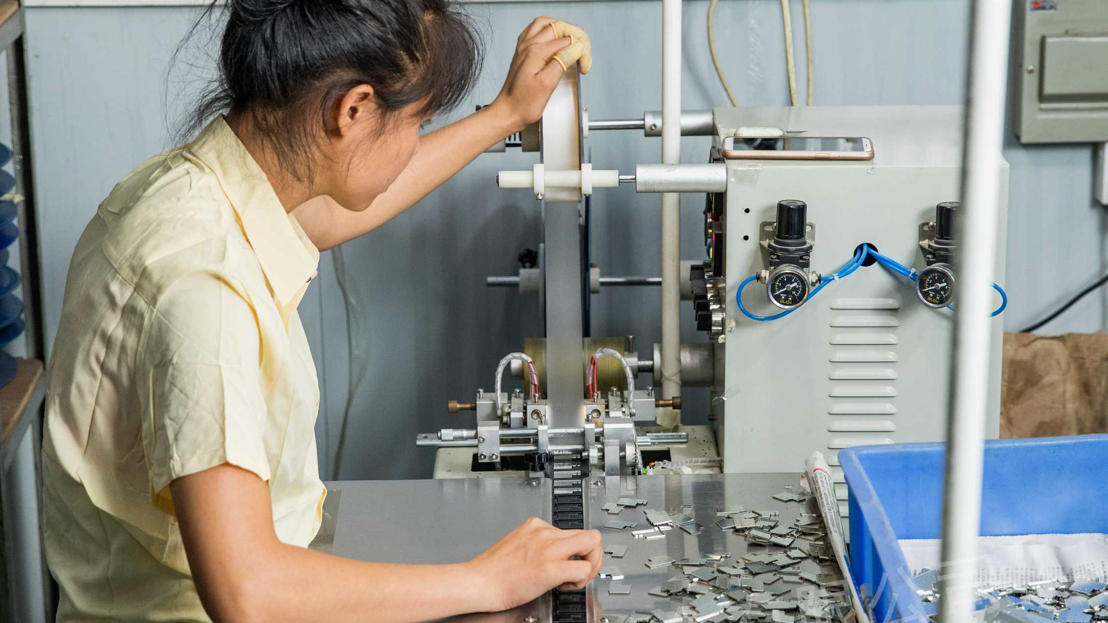 七夕节的锐硕五金冲压件车间