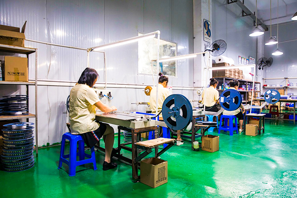 锐硕五金告诉您精密冲压件卷带包装需要注意问题，很重要噢