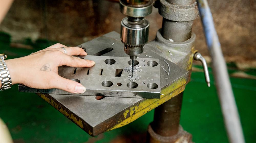 精密冲压件加工中模具卡料原因和解决方法【锐硕五金】