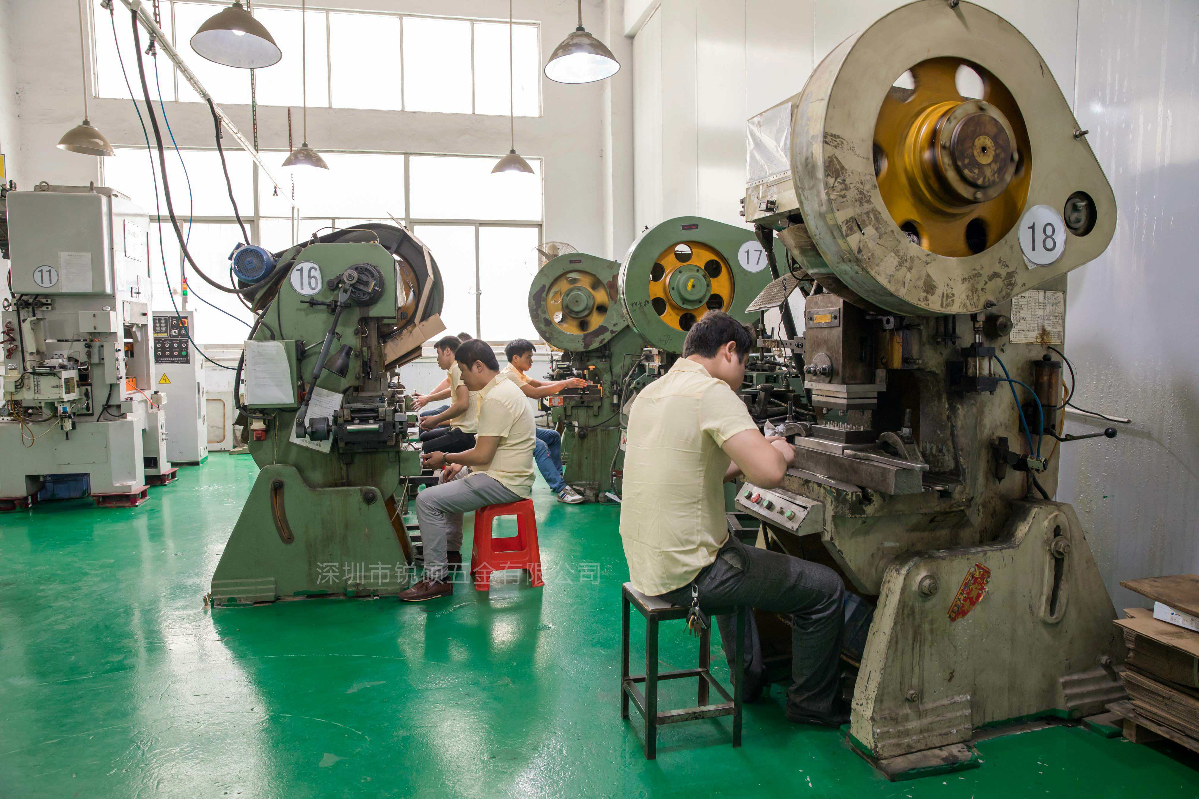 如何防止精密冲压件翻料、扭曲？【锐硕五金】